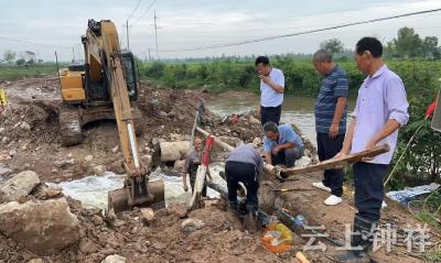 暴雨冲毁水管断供 石牌镇郑坪村争分夺秒保民生