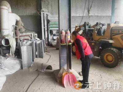 长寿镇红岭村开展“九小场所”安全检查 织密乡村平安网