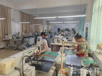 柴湖移民新家园：工厂建在家门口 就业梦想终成真