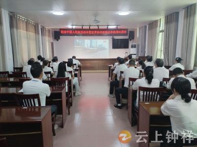 磷矿实验学校：观阅兵仪式 抒爱国热情