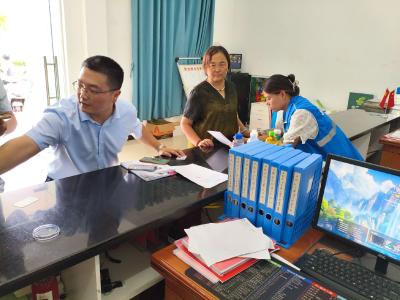 柴湖镇陈营村：“网格+金融”上门服务 村民家门口办妥社保卡换新手续