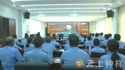 钟祥公安民警集中收看九三阅兵盛况