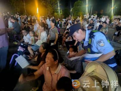 镜月湖社区开展红色电影活动：光影传精神 反诈护家园