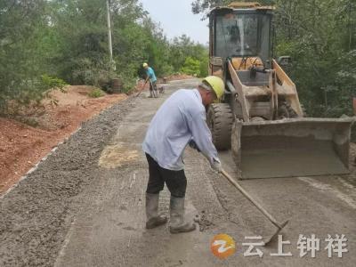 张集镇泉水河村：网格员紧盯修路工程 筑牢安全防线暖民心