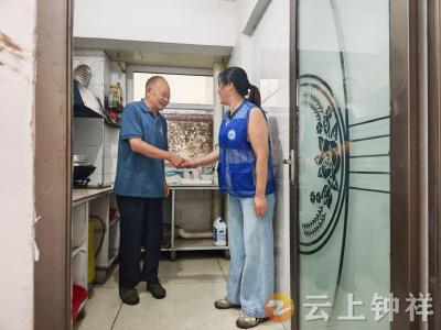 下水道堵水漫厨房 网格员帮办解民忧