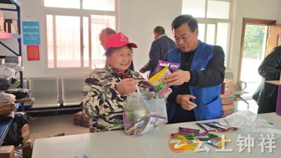 冷水镇杨岭村：网格员送农资传技术 田间地头播撒“丰收希望”