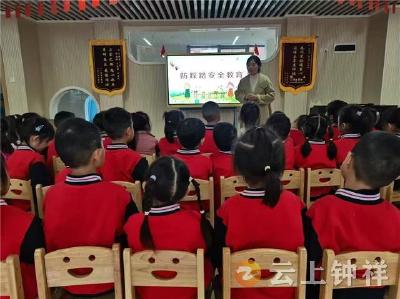 钟祥市石城幼儿园开展防踩踏疏散演练