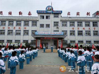 钟祥市承天小学：入队仪式燃壮志 争做时代好少年