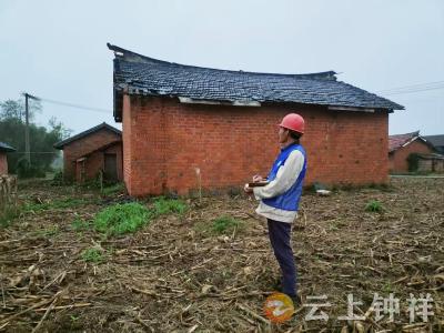 冷水镇鲍岗村网格员“以脚步筑牢安全防线”