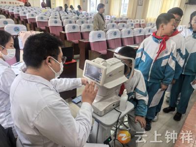 钟祥市承天小学：视力检查护成长 共守学生“睛”彩视界