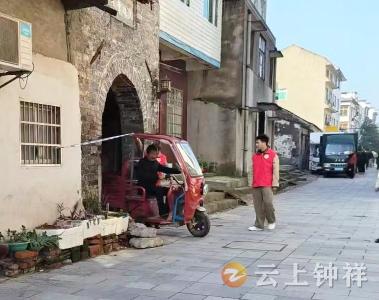 电影《凝脂手》石牌取景 网格员与志愿者护航拍摄