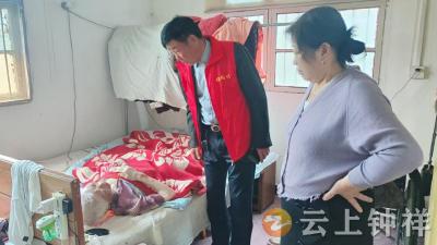 石牌镇杨祠村网格员入户帮办 让老人“零跑腿”