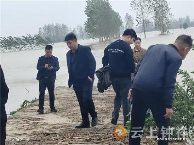 柴湖镇柴湖片区：干群携手巡堤查险 筑牢防汛“守护墙”