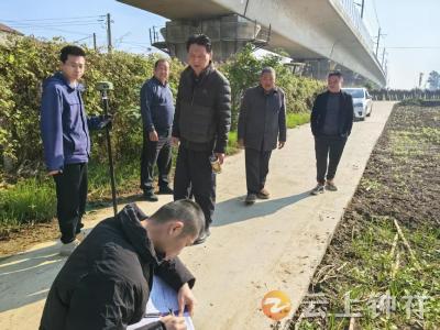 柴湖镇：整治软硬飘浮物 铁路安全入人心