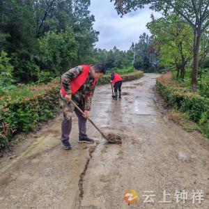 清泥泞、修漏屋！张集镇泉水河村网格员雨天践初心