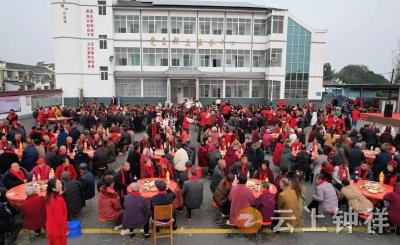 石牌镇：重阳家宴暖人心 党建引领绘就幸福养老图景