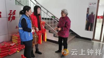 皇庄街道皇城门社区“幸福来敲门”：重阳送暖，共筑和谐邻里情