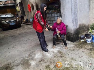 双河镇官冲村：网格巡查现温情 爱心铺就归家路