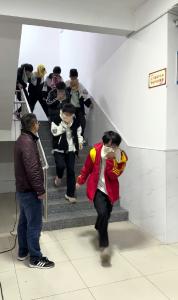 文集中学开展夜间消防演练 筑牢安全防线