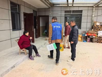 情暖重阳 爱满乡村——长寿镇刘畈村联合爱心企业开展高龄老人慰问活动