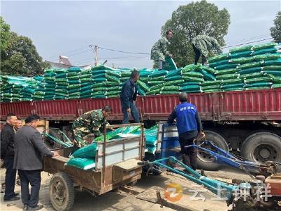 东桥镇永隆村：网格员助力秋播 免费福利送到家