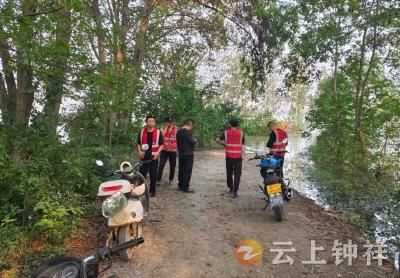 文集镇：水位渐退护渔忙 生态安全两不误