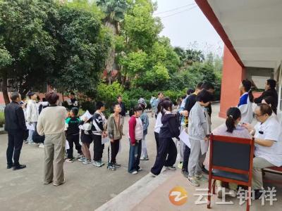 洋梓镇中山中学开展脊柱侧弯筛查 筑牢学生健康防线