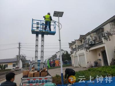 石牌镇横店村：排查维修故障路灯 照亮村民夜间出行路