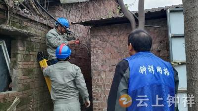 冷水镇鲍岗村：大风致电线险情 网格联动迅速排险保安全