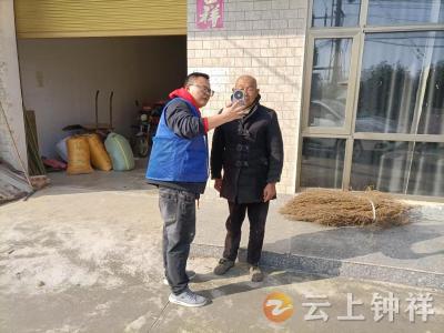 冷水镇李湾村：网格服务“敲门”行 社保帮办暖民心