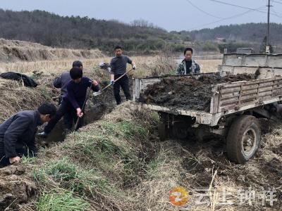 张集镇包畈村：农闲疏渠解民忧 网格服务暖人心