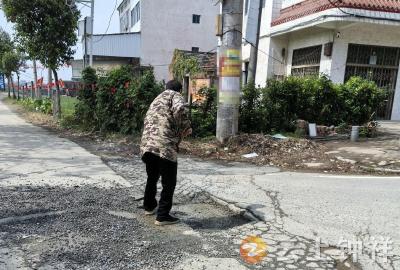 石牌镇石牌社区及时修补破损路面 解民忧保出行