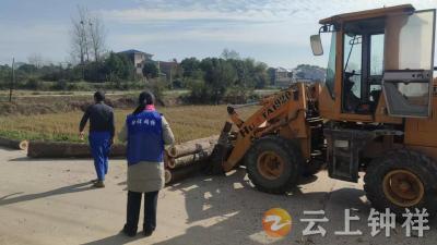 冷水镇郑湾村网格员快速行动 清理木材排隐患