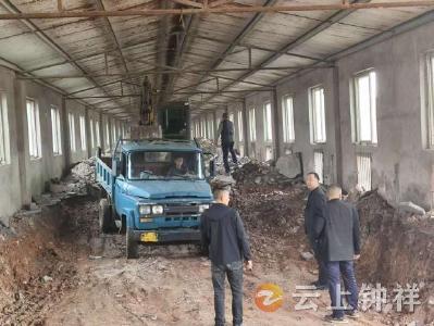 安全为先！石牌镇石巷村“两委+网格员”助力养殖场改建