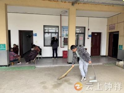 石牌镇关庙村：志愿网格助力 养老院大扫除焕新颜