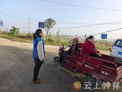 磷矿镇张滩村：入户送安全 筑牢“双防线”