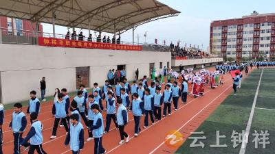 钟祥职教中心运动会开幕 创意竞技展风采