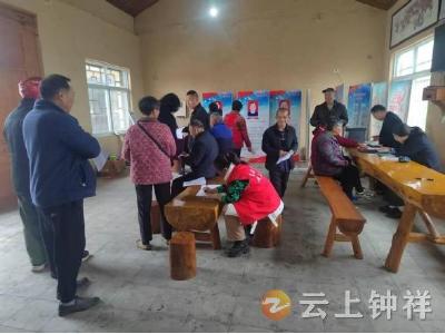 客店镇南庄村：贴心服务零距离 志愿者助力社保卡换发