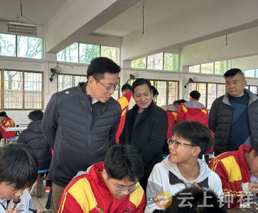 钟祥市教育局赴文集中学陪餐检查 严把校园餐安全关