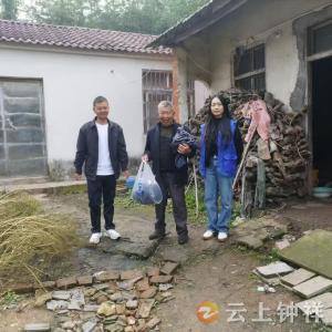 文集镇魏湖村：走访送关爱 衣被暖人心