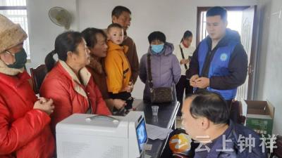 便民服务暖民心！冷水镇铜钱村集中办理第三代社保卡