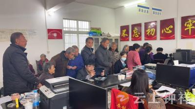 石牌镇郑坪村：金融服务送上门 暖心换卡解民忧