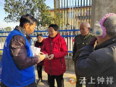 村银携手送服务 官垱村第三代社保卡更换暖民心