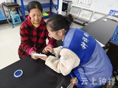 冷水镇：网格服务暖人心 代缴“两保”解民忧