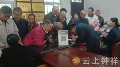 石牌镇何巷村网格贴心服务暖民心 社保卡更换“零距离”