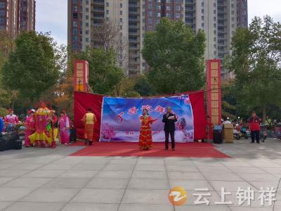 郢中街道宫塘社区：非遗花船“划”进广场 文艺盛宴暖邻里