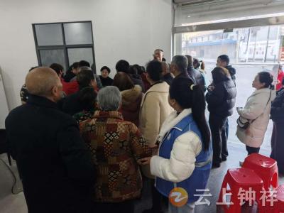 郢中街道冯家岭社区：党建引领便民路 积分助力换新卡