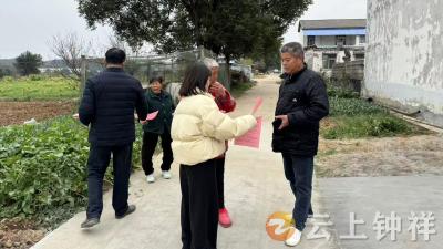 石牌镇彭墩村：入户反诈宣传 筑牢平安防线
