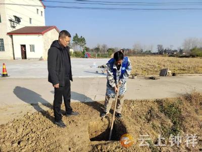 冷水镇官垱村：网格员助力路灯安装“点亮”乡村大幸福