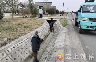 石牌镇桂竹村开展“洁家园·庆元旦”人居环境整治活动